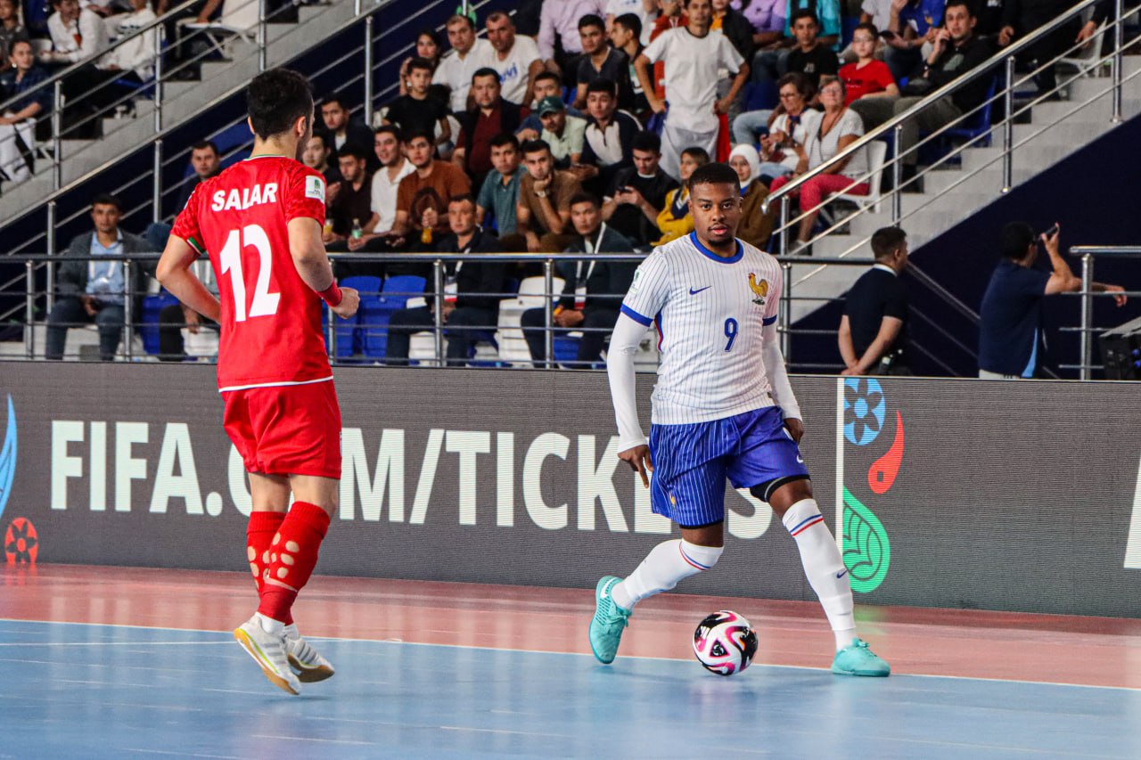 Pháp (áo trắng) thua Iran 1-4 ở lượt cuối bảng F FIFA futsal World Cup 2024. Ảnh: UFA