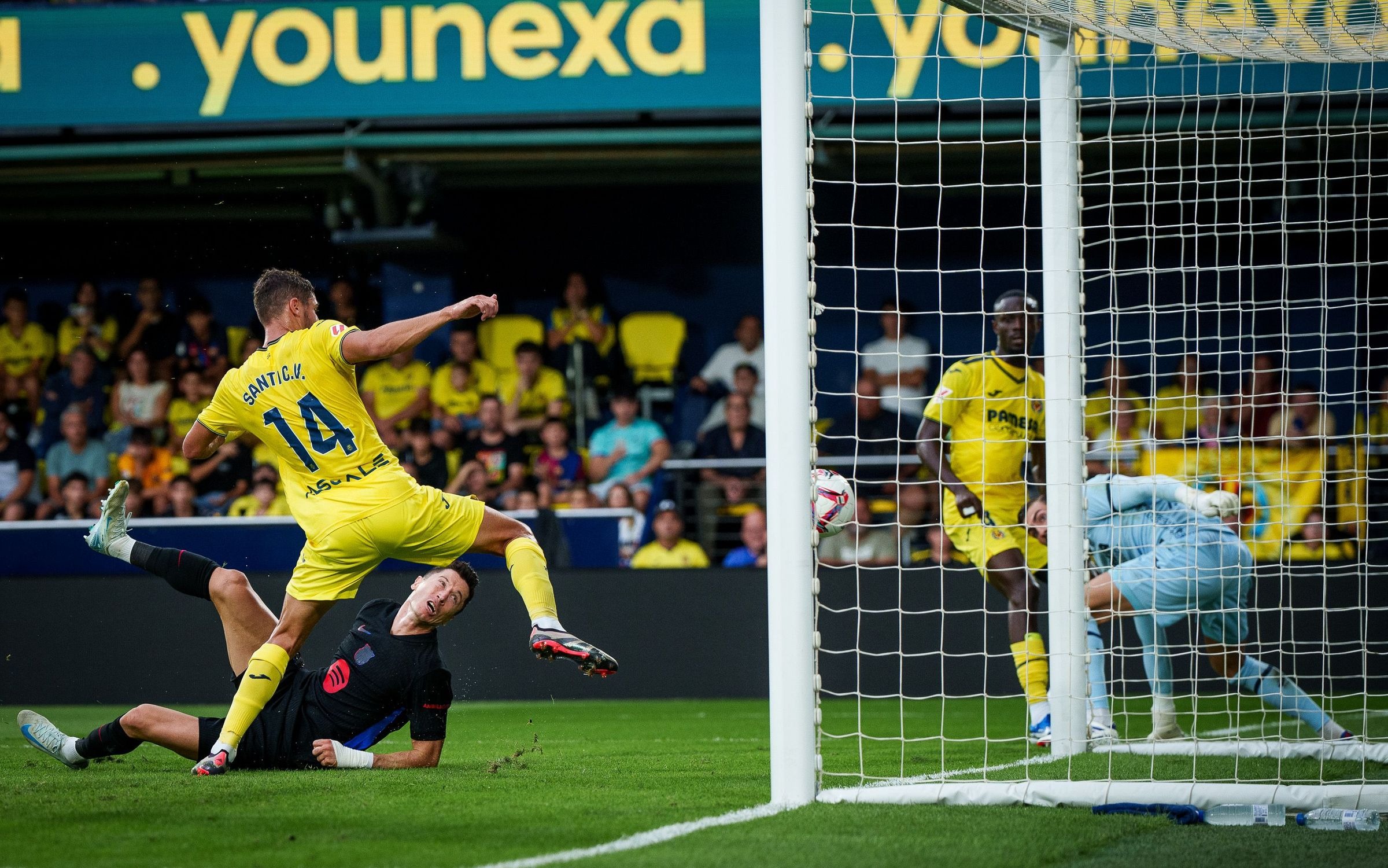 Lewandowski trong pha ghi bàn nâng tỷ số lên 2-0 cho Barca. Ảnh: FC Barcelona