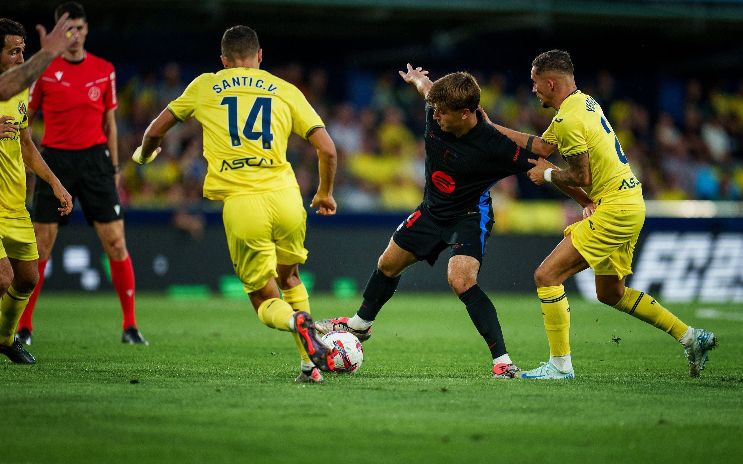 Torre (giữa) khống chế bóng trước hai cầu thủ Villarreal. Ảnh: FC Barcelona