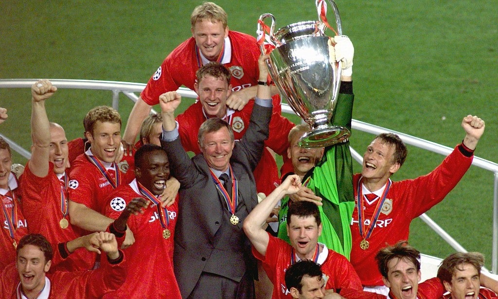 Sir Alex Ferguson cùng Man Utd nâng cup vô địch Champions League năm 1999. Ảnh: EPA