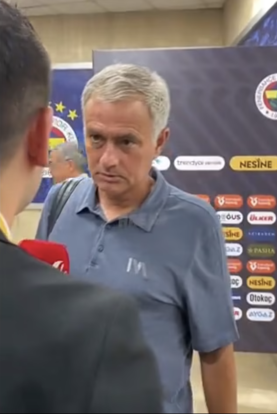 Mourinho tỏ thái độ bực dọc khi phóng viên cho ông xem những hình ảnh chế của đối thủ Galatasaray. 