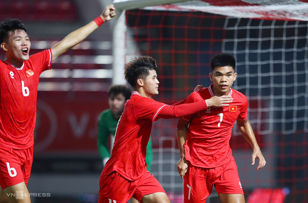 Lê Phát (số 7) ăn mừng bàn mở tỷ số khi Việt Nam hạ Guam 3-0 tại vòng loại U20 châu Á 2025, bảng A.