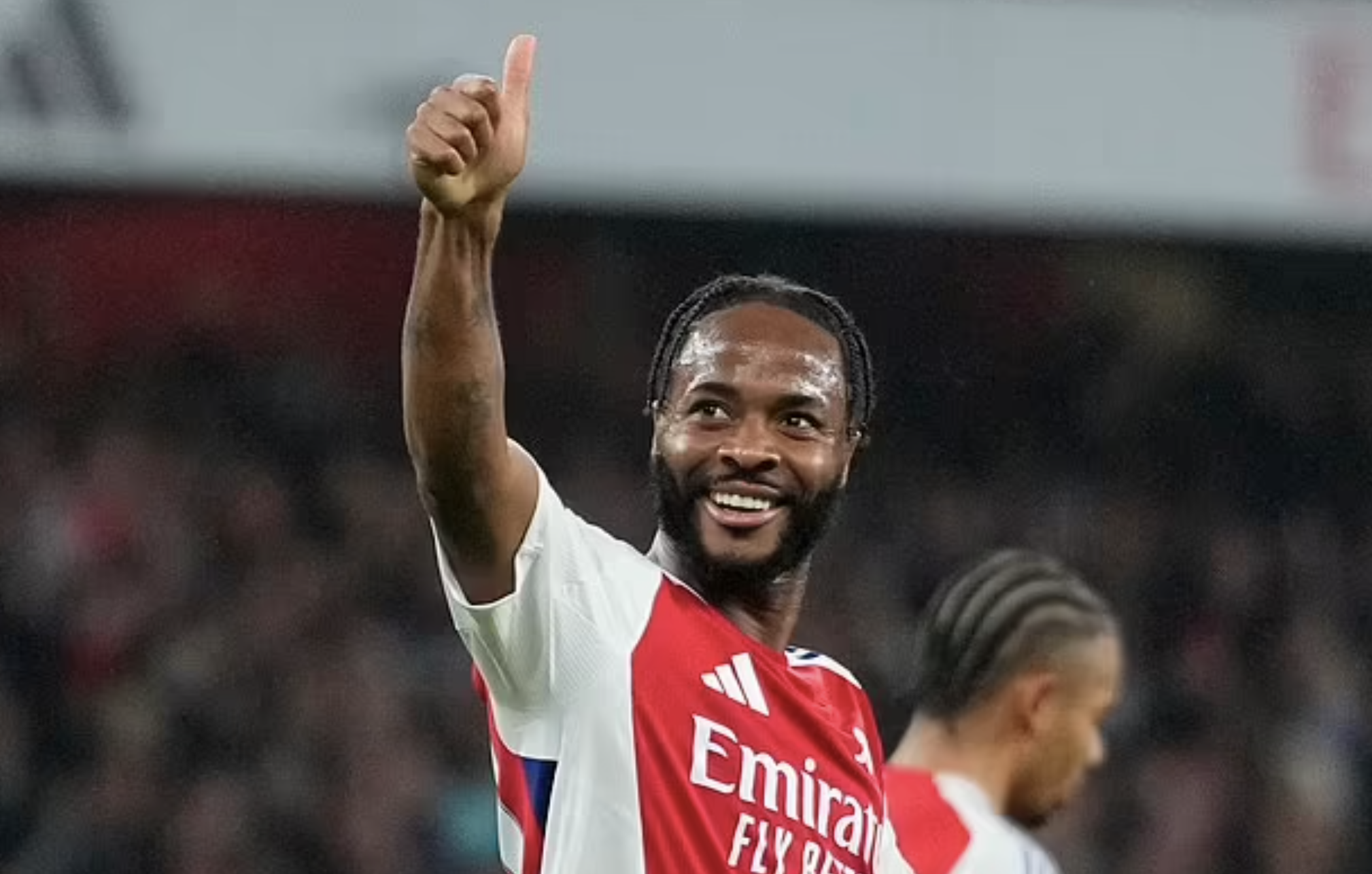 Sterling mừng bàn thắng đầu tiên cho Arsenal, sau khi chọc thủng lưới Bolton ở vòng 3 Cup Liên đoàn Anh trên sân Emirates, London ngày 25/9. Ảnh: AP.